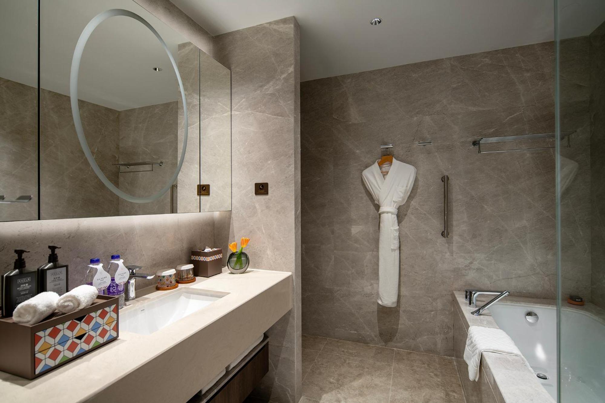 Yuexiu Hotel Guangzhou, Curio Collection By Hilton Extérieur photo