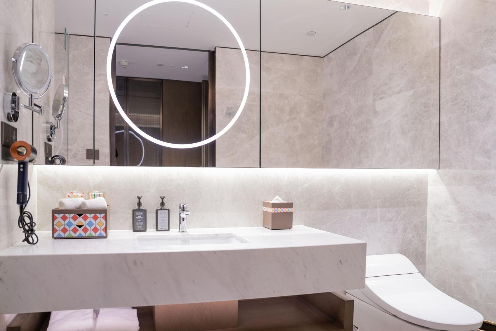 Yuexiu Hotel Guangzhou, Curio Collection By Hilton Extérieur photo